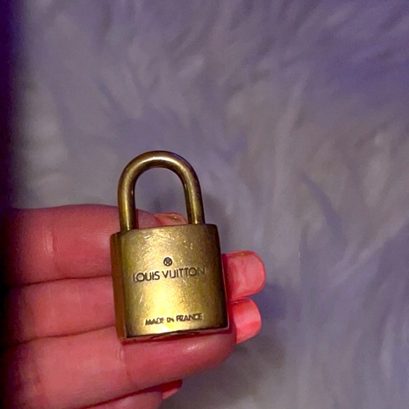 Louis Vuitton Lock 312. No key! It’s for pendant or charm. - Picture 3 of 6